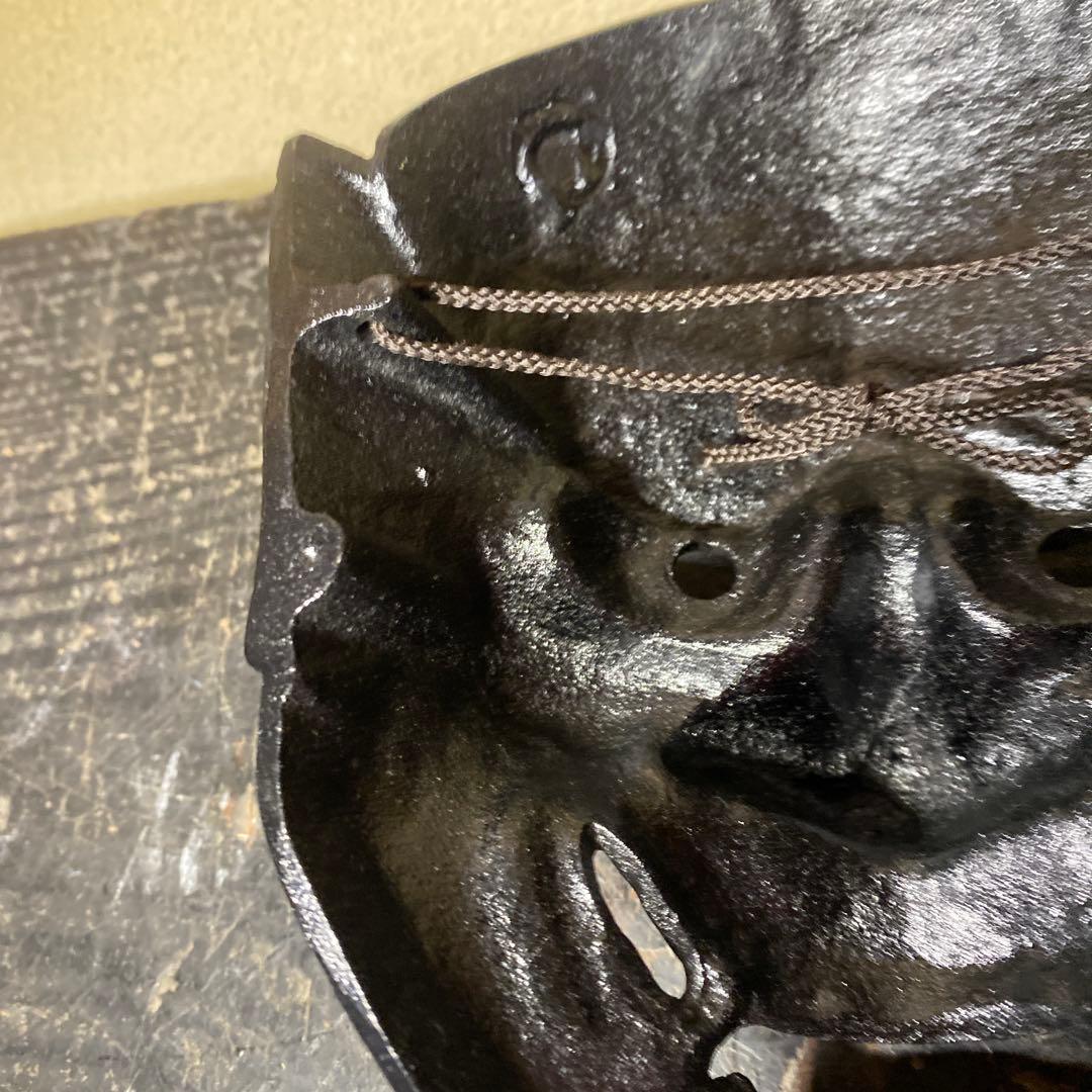 鬼の面 黒色 金色の歯