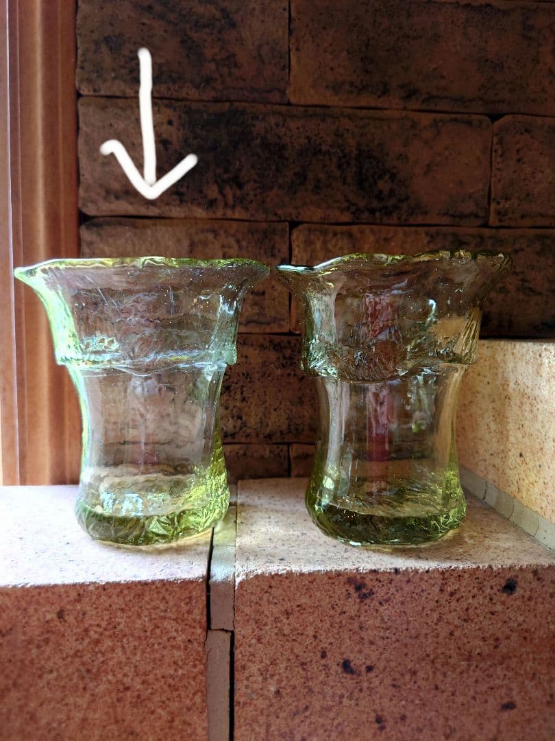 野田収　個展作品　手びねりのグラス(Ｂ）新島硝子　コーガ石　自然の緑色