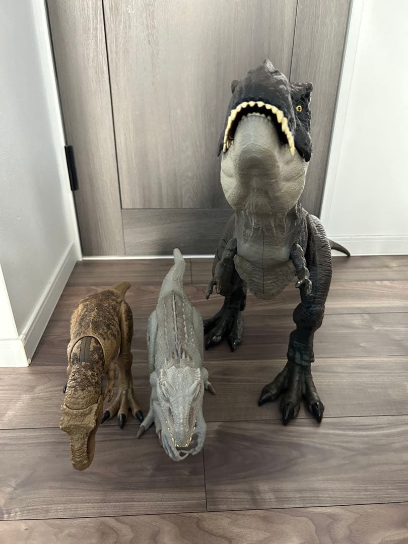 ジュラシックワールド　恐竜　ティラノサウルス　インドミナスレックス　おもちゃ