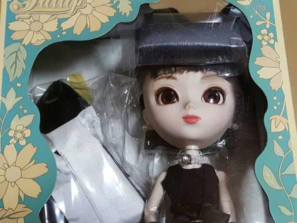 プーリップ ホリー ティファニーで朝食を Holly ヘップバーン オードリー