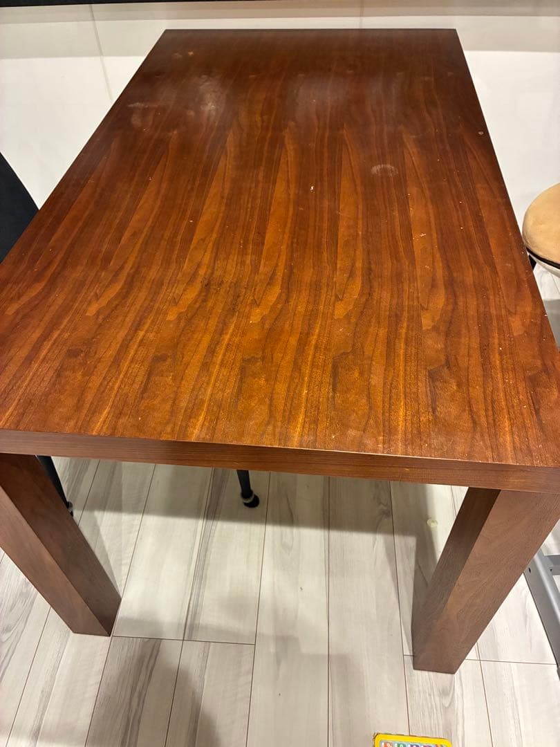 ブラウン木製ダイニングテーブル