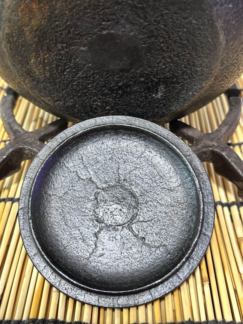 未使用品、供箱付 南部虎山工房前田知行造　１２型　南部鉄瓶　南部鉄器　鉄瓶