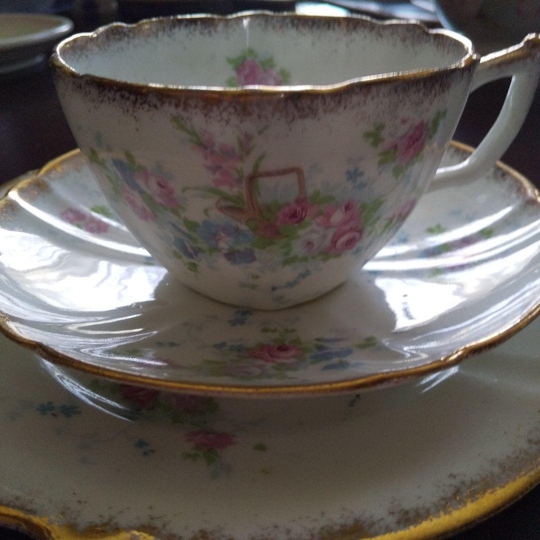 フランスアンティークの 薔薇模様トリオ プラスプレート