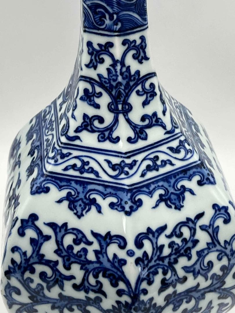 清乾隆時代　【大清乾隆年製】在銘　青花 染付花卉唐草文六方長頸瓶(B-75)