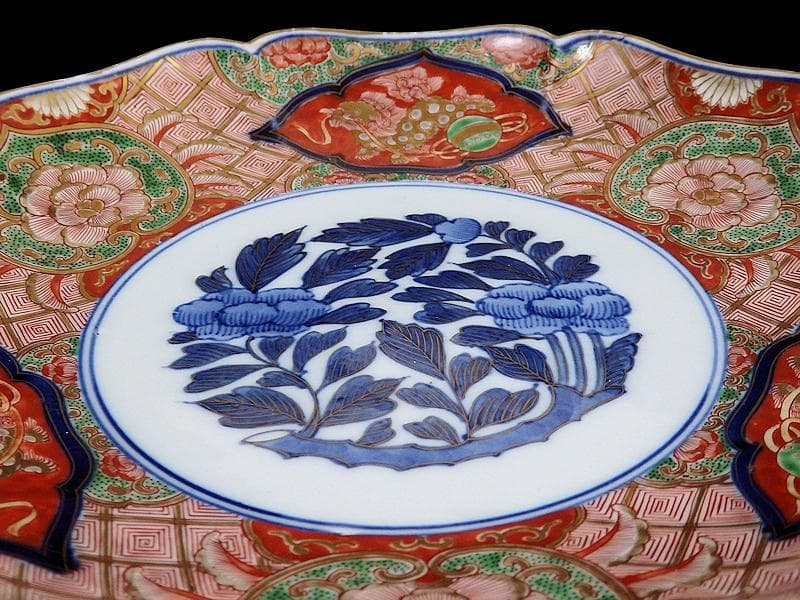 大聖寺伊万里　金襴手　丸紋に花鳥紋　牡丹の図　８寸皿　B351AS-CVe