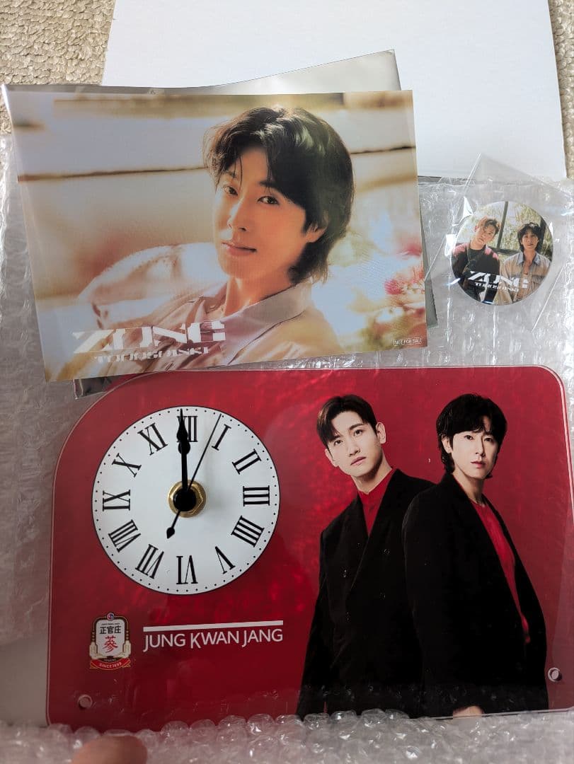 東方神起正官庄ザクロホンサム懸賞当選品卓上時計＋ZONEクリアカード、缶バッジ