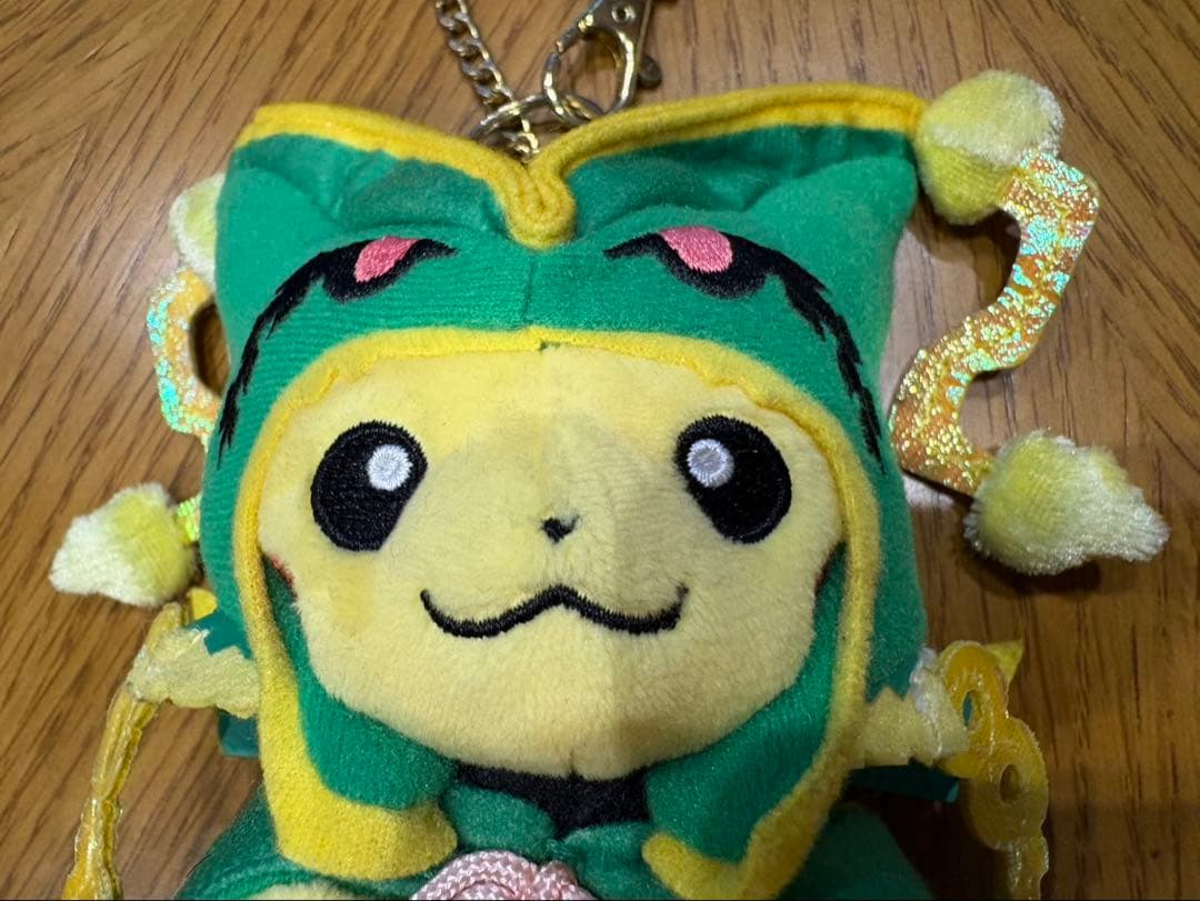 メガレックウザのポンチョを着たピカチュウぬいぐるみマスコット