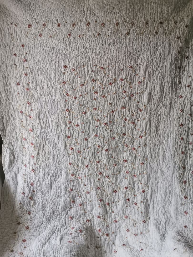 ヴィンテージ フランス/イギリス プチローズ刺繍 スカラップリム ふっくらキルト