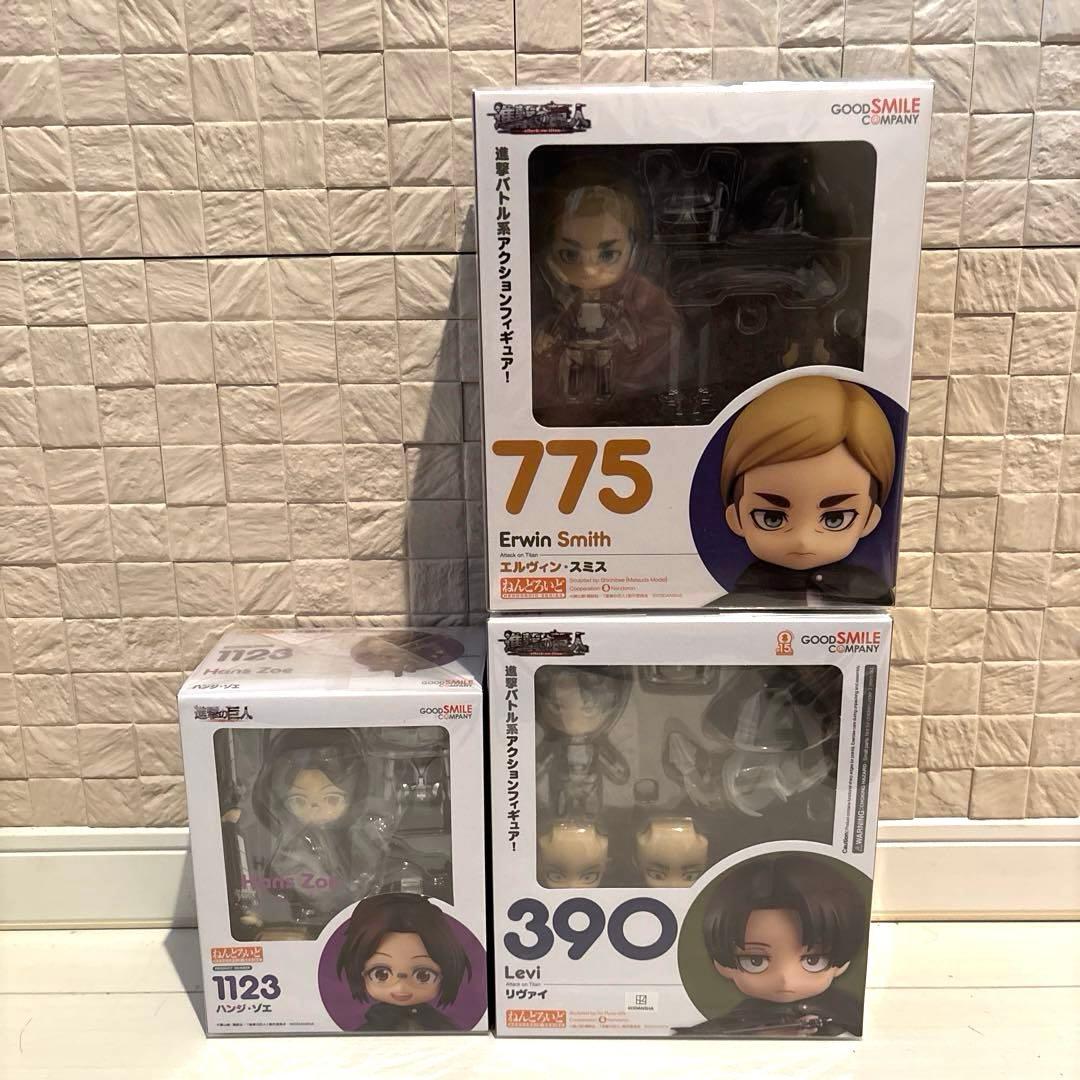 進撃の巨人　ねんどろいど　フィギュア
