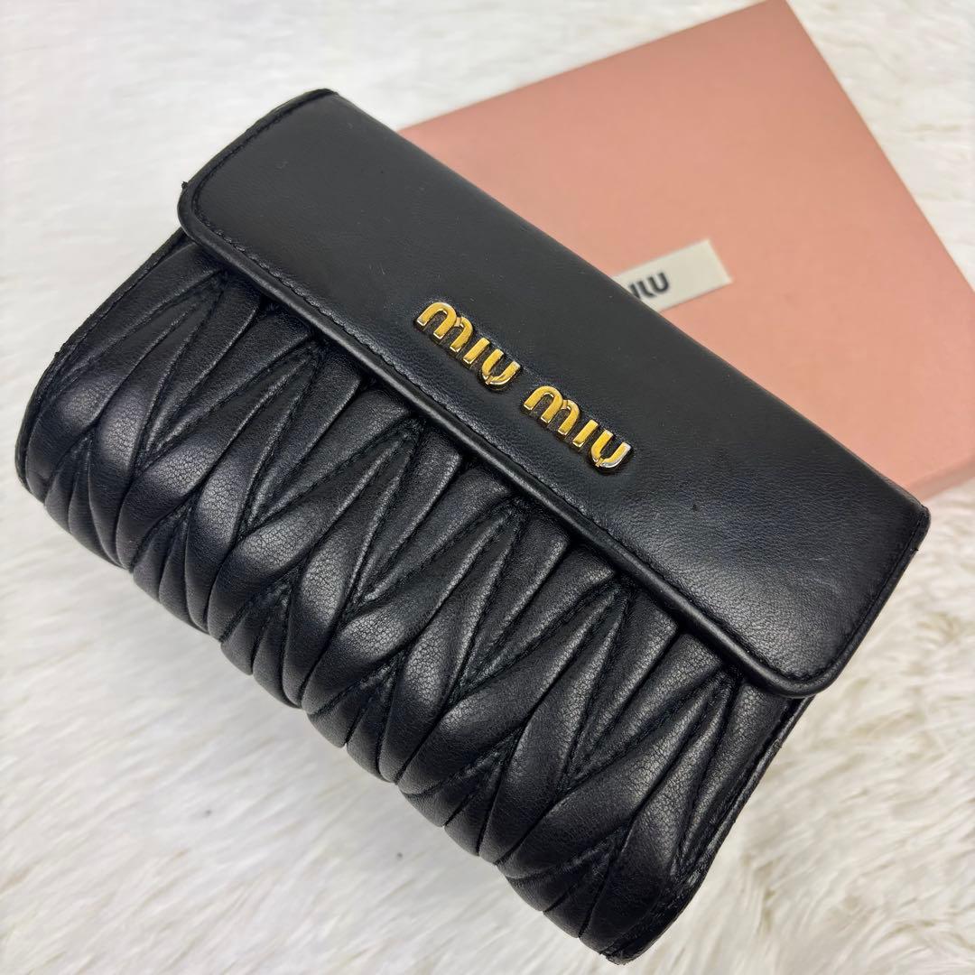 ミュウミュウ　マテラッセ　L字ファスナー　コンパクトウォレット　ブラック　金ロゴ