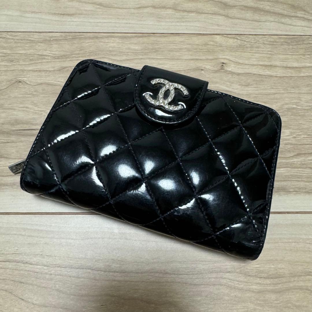 CHANEL 二つ折り財布 黒 パテントレザー