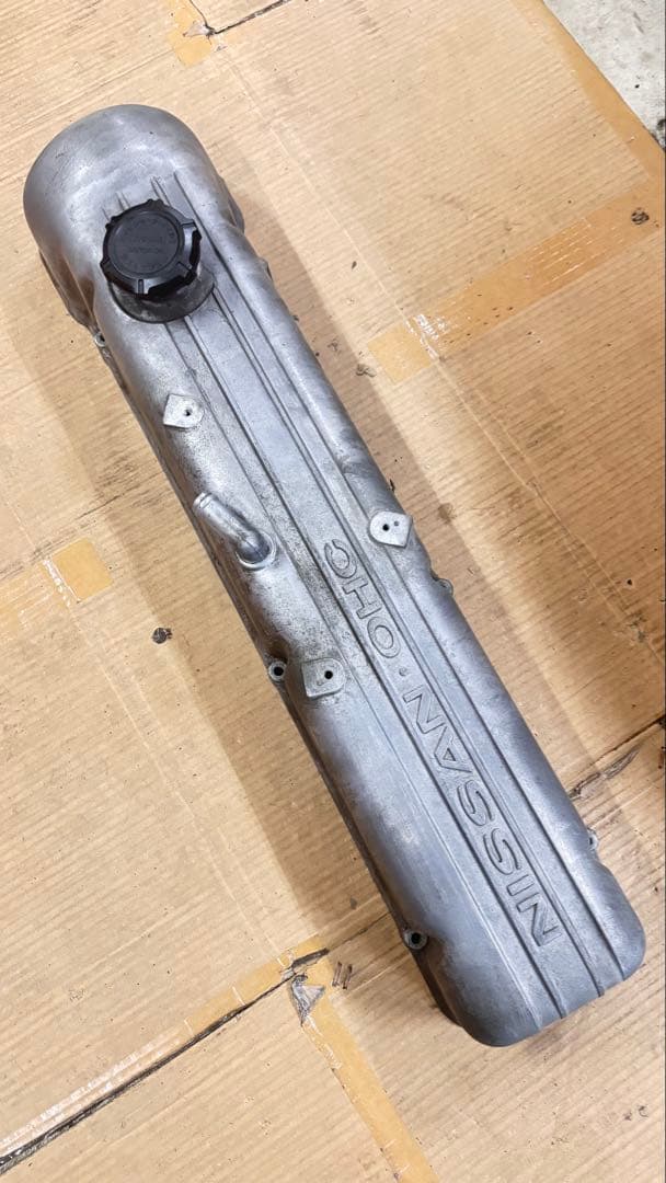 NISSAN L型エンジン　タペットカバー