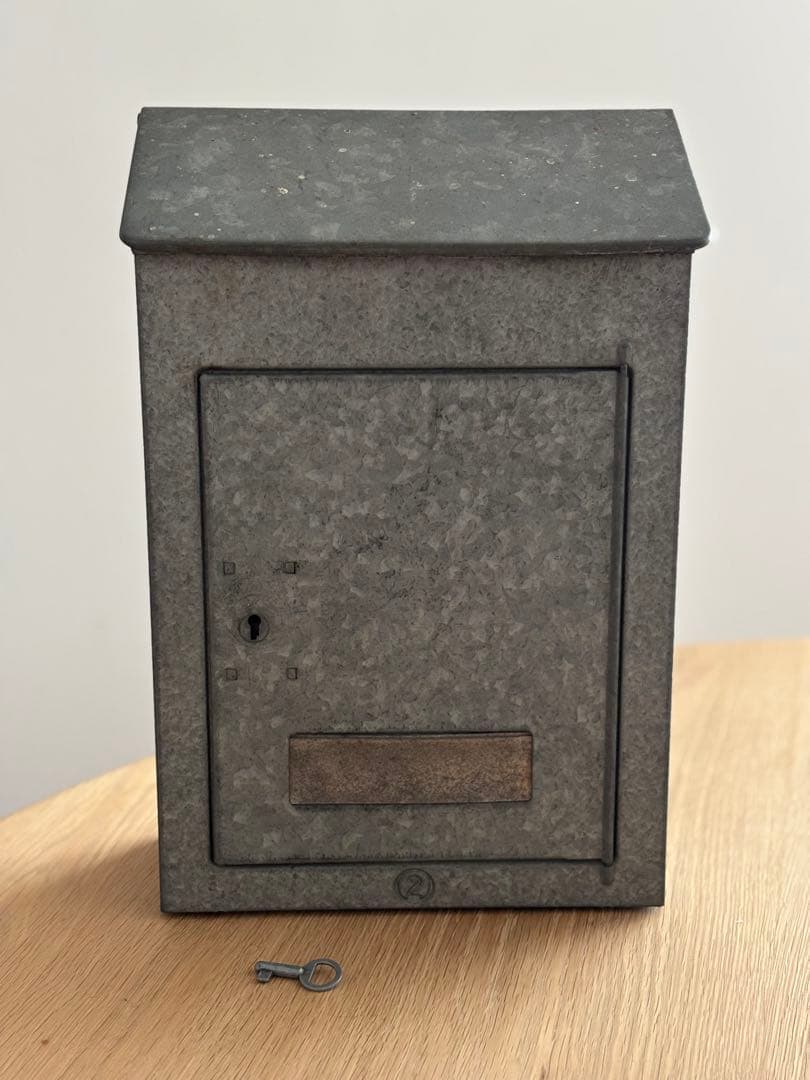 アンティーク 鍵付きブリキ製ポスト