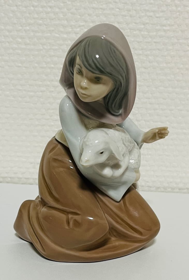 【美品】LLADROリアドロ『仔羊を抱いた女性』5484