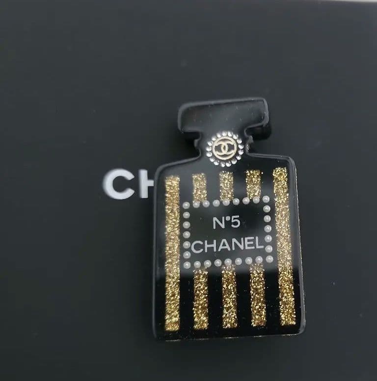 CHANEL香水ブローチ