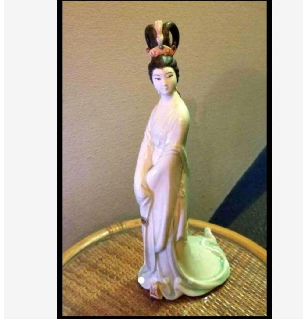 お値下げ中国人形天女です 陶器製です。陶印がありますが私にはよめません。