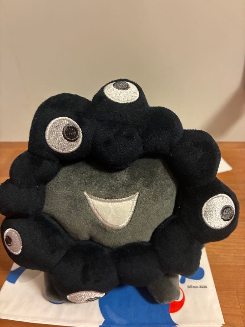 黒ミャクミャク 這い型 ぬいぐるみ M 黒