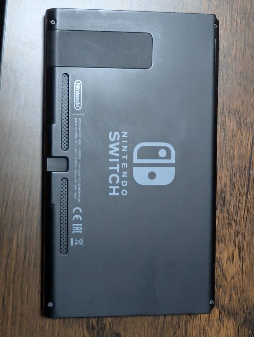 Nintendo Switch 本体　持ち歩き用ケース・カバー付き