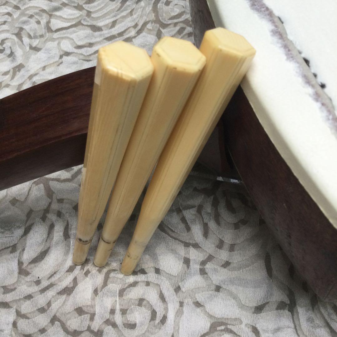 三味線 本体　紫檀材、取手付き、象牙風