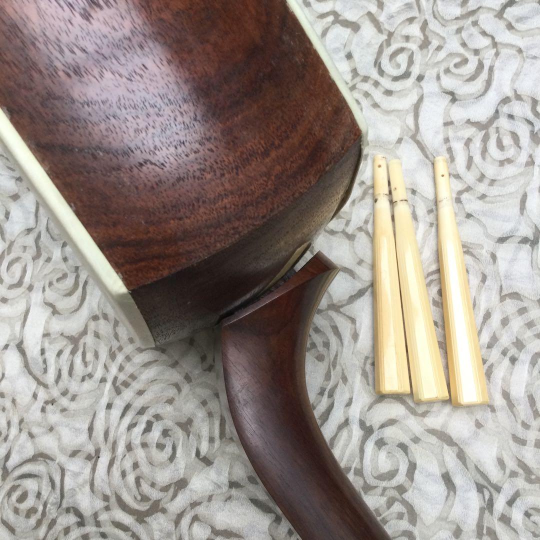 三味線 本体　紫檀材、取手付き、象牙風