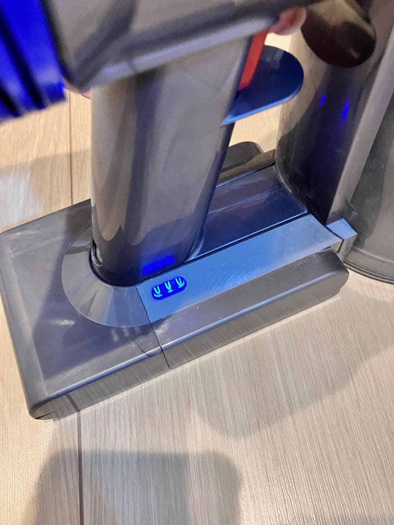 Dyson SV10 v8 fluffy extra 本体とアタッチメント