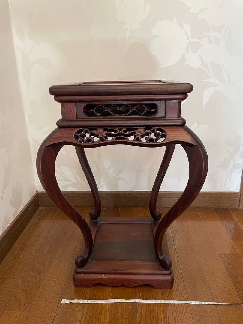 木製彫刻サイドテーブル　飾り棚　彫刻　唐木無垢材 猫脚 透かし彫刻彫り 高卓