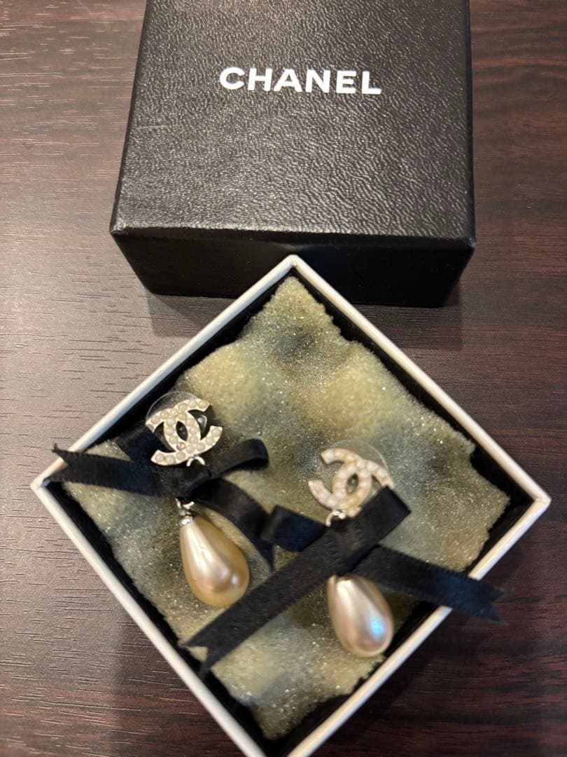 CHANEL パール型ピアス CCロゴ付き