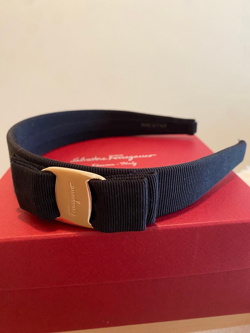 フェラガモ　カチューシャ　ブラック×ゴールド