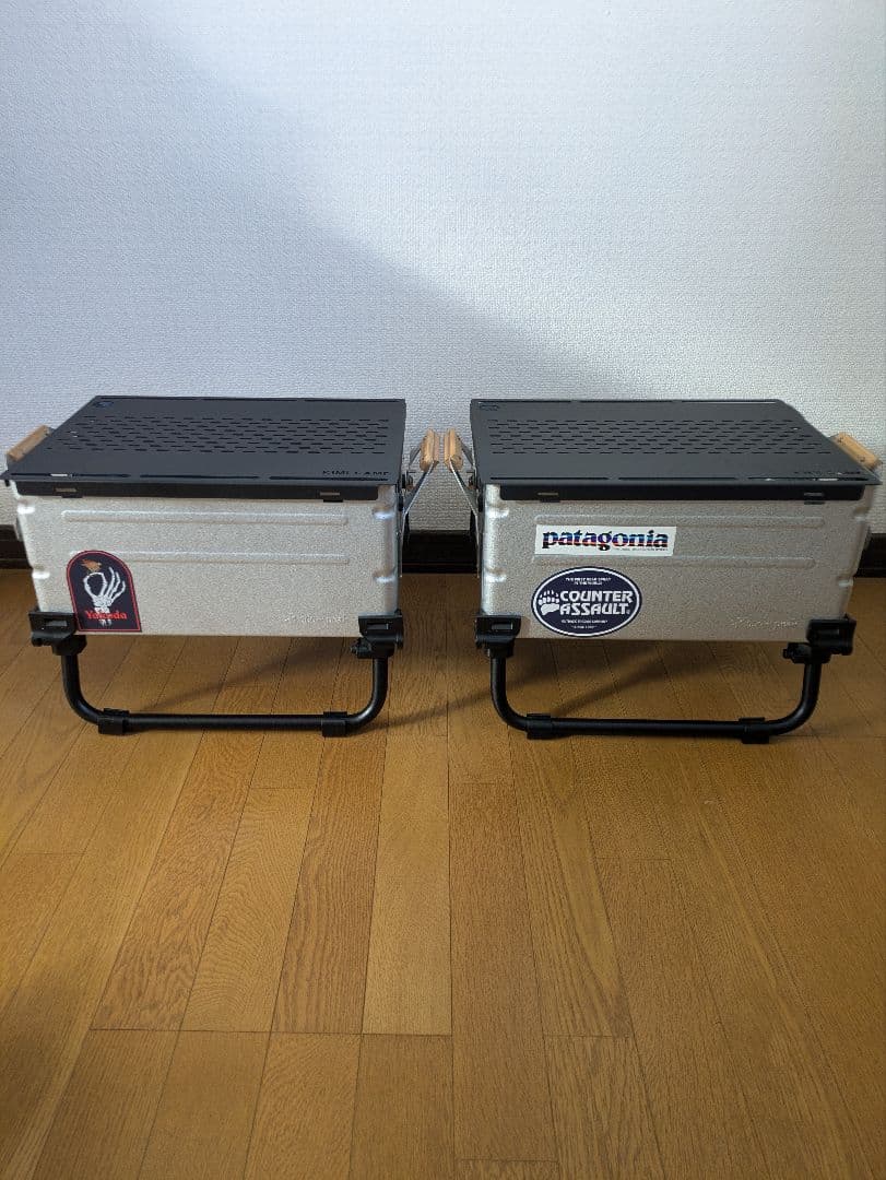 スノ−ピ−クシェルフコンテナ25 2台セットレッグとミキキヤンプの天板付き。