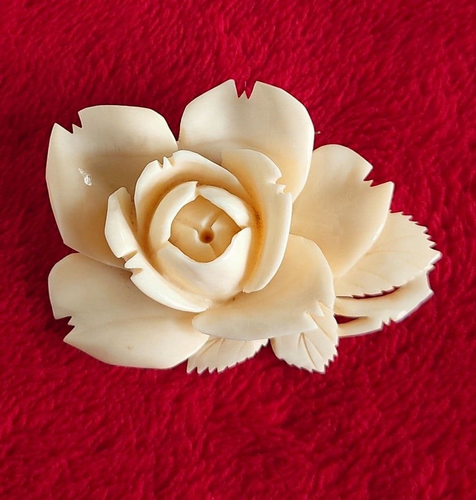 ヴィンテージブローチ 白珊瑚 薔薇 立体彫刻 アールヌーボー D71