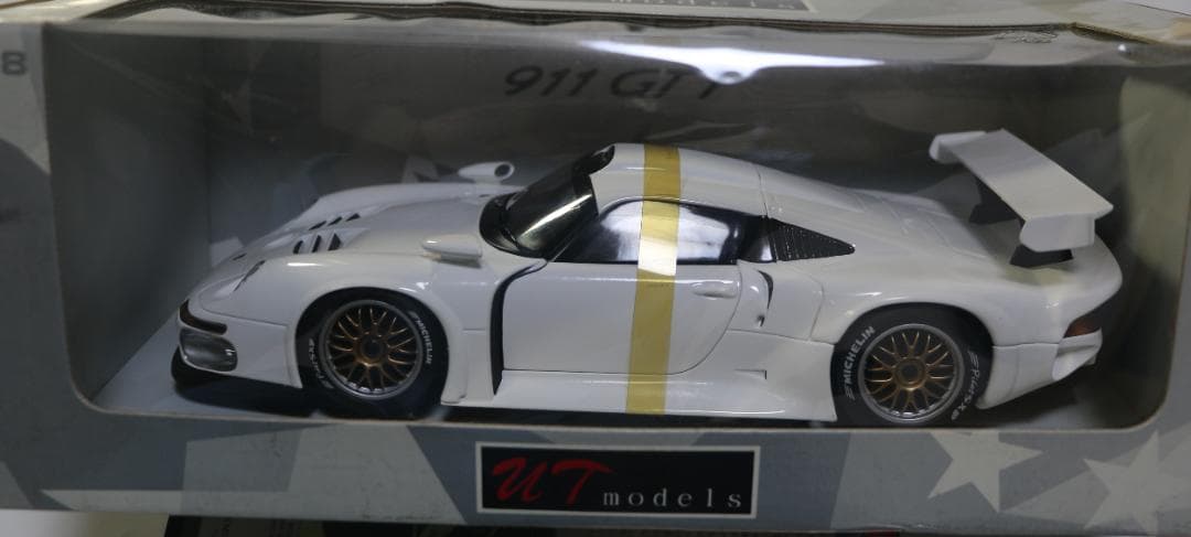 貴重　UTモデルズ製 ポルシェ９１１ＧＴ１　白　１／１８　中古品