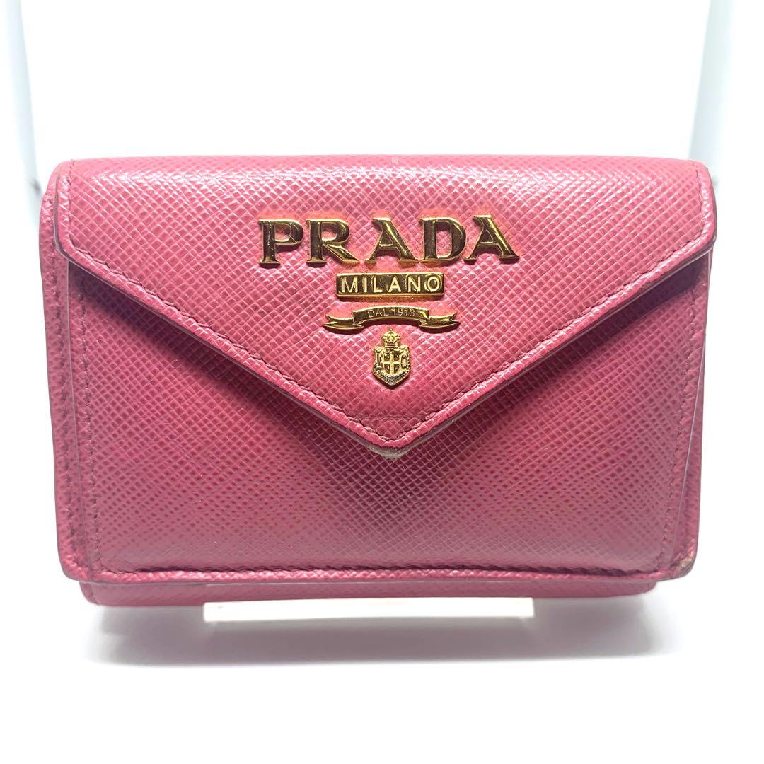 人気色✨PRADA 濃ピンク サフィアーノ ミニウォレット レター型 金ロゴ
