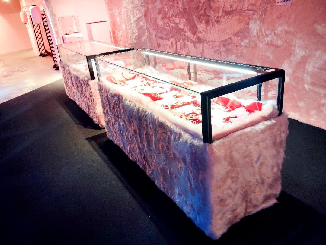 モダン展示ケース ガラス・ピンクファー160cmワイド2台まとめて照明付き