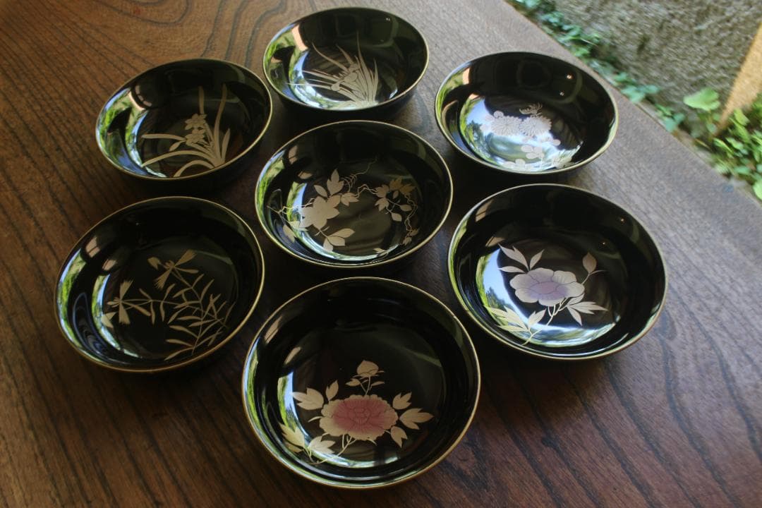 小傷有！時代金縁黒漆に優美な草花蒔絵の映える小皿7点（検輪島塗蒔絵皿菓子皿