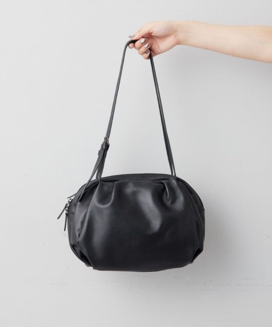 イアパピヨネ　コロンボストンバッグ　ブラック　牛革　黒