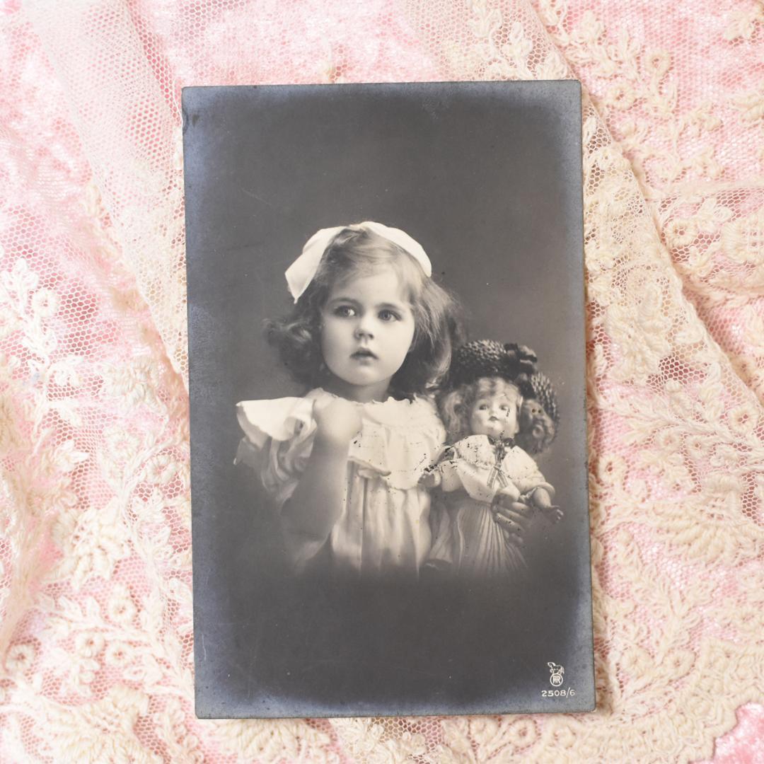 *アンティークポストカード　お人形と可愛い少女