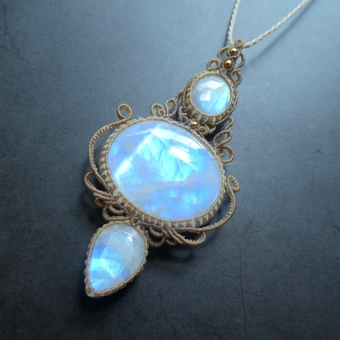 ３つのレインボームーンストーンのマクラメネックレス