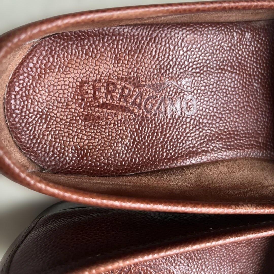 フェラガモ ダークブラウン タッセル付きレザー モカシン